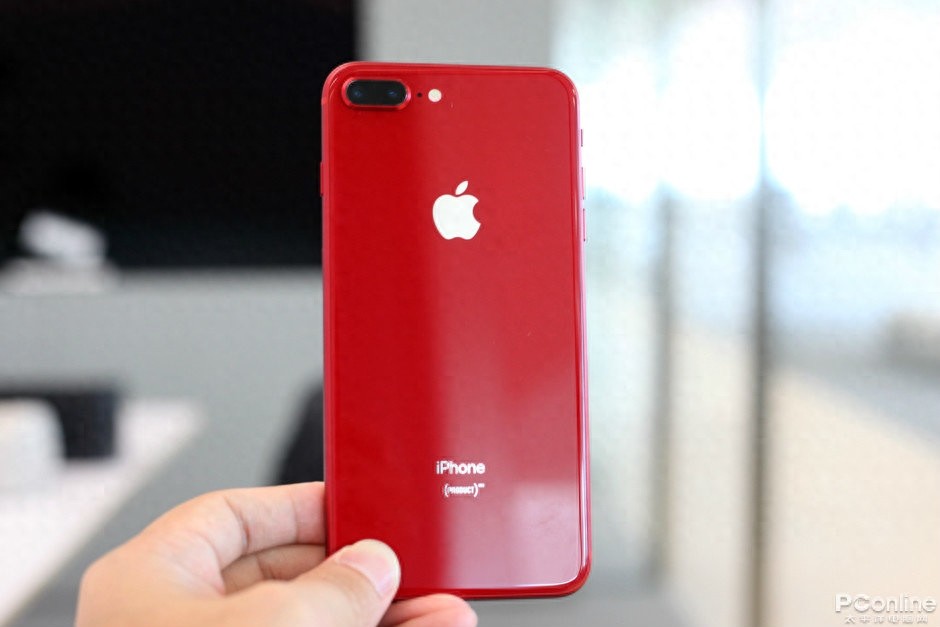 红色iPhone 8：鲜艳透亮，非常抢眼