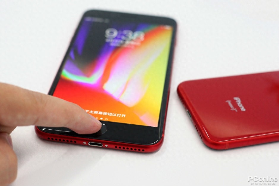 红色iPhone 8：鲜艳透亮，非常抢眼