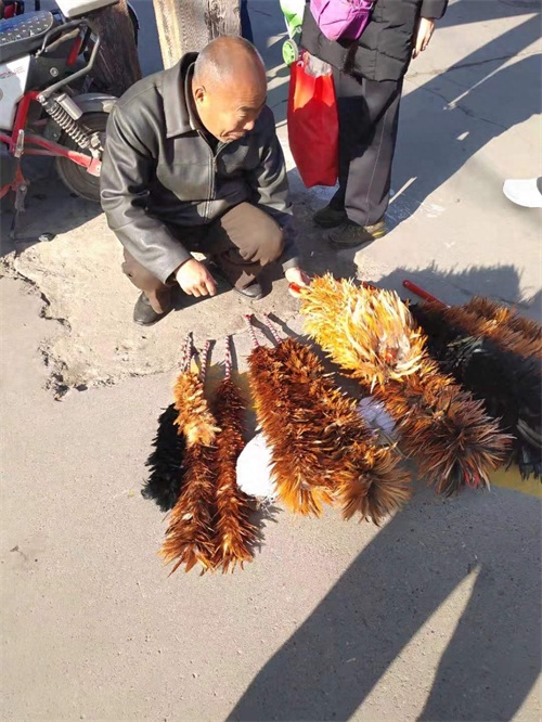 老物件鸡毛掸子很少见到，市场上唯一的卖鸡毛掸子的小贩还在坚守