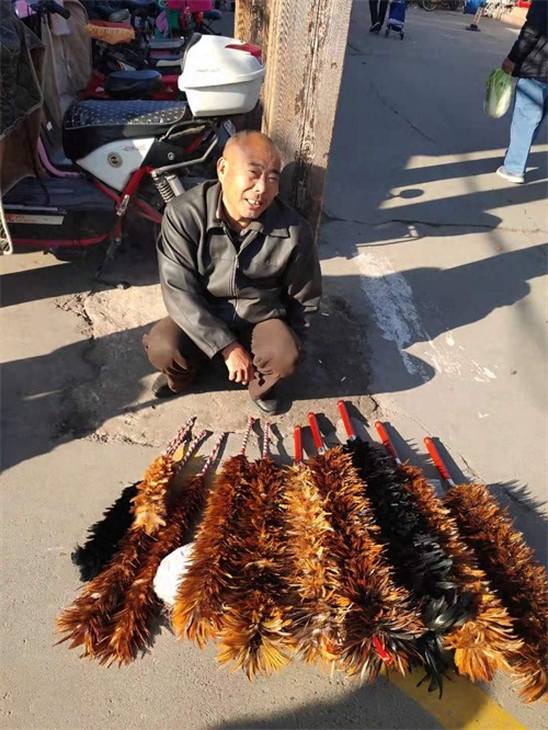 老物件鸡毛掸子很少见到，市场上唯一的卖鸡毛掸子的小贩还在坚守