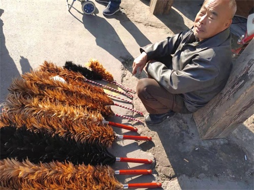 老物件鸡毛掸子很少见到，市场上唯一的卖鸡毛掸子的小贩还在坚守