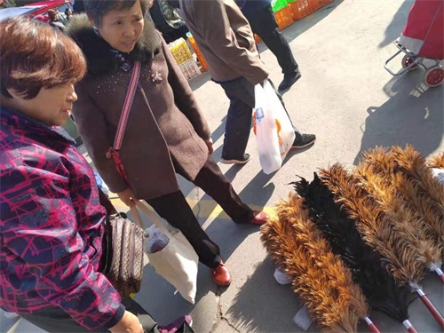 老物件鸡毛掸子很少见到，市场上唯一的卖鸡毛掸子的小贩还在坚守