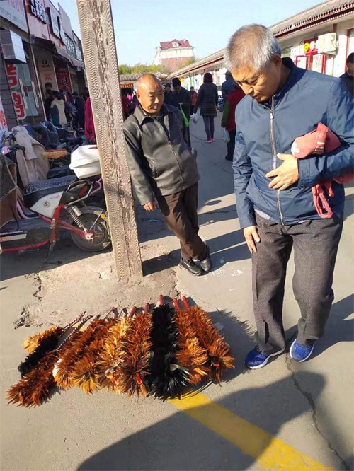 老物件鸡毛掸子很少见到，市场上唯一的卖鸡毛掸子的小贩还在坚守
