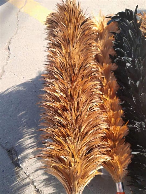 老物件鸡毛掸子很少见到，市场上唯一的卖鸡毛掸子的小贩还在坚守