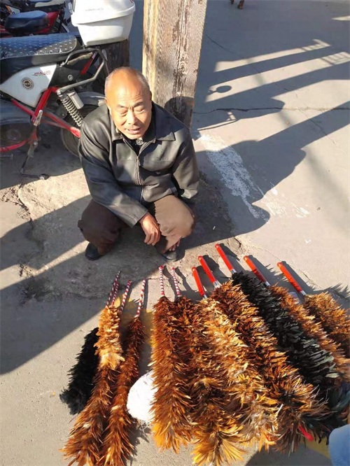 老物件鸡毛掸子很少见到，市场上唯一的卖鸡毛掸子的小贩还在坚守