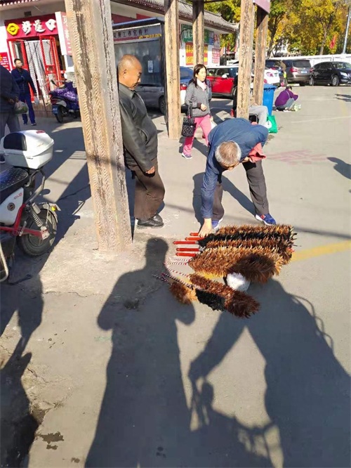 老物件鸡毛掸子很少见到，市场上唯一的卖鸡毛掸子的小贩还在坚守