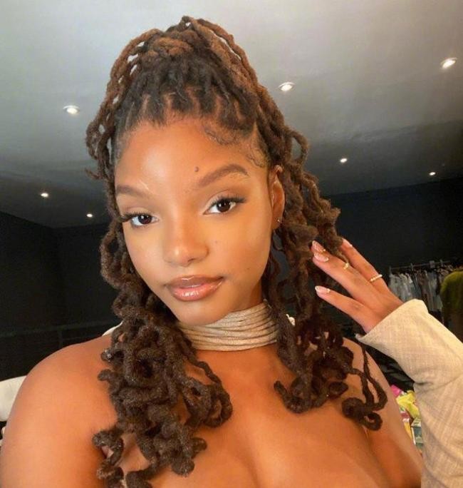 黑皮肤小美人鱼引争议 本人晒自拍疑似回怼恶评