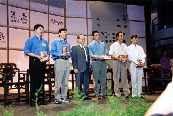 马云今天退休，回顾马云的20张照片，致敬乡村教师马老师