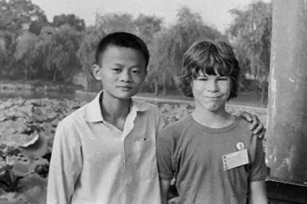 马云今天退休，回顾马云的20张照片，致敬乡村教师马老师